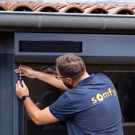 somfy-installer-setting-solar-pannel-for-shutter