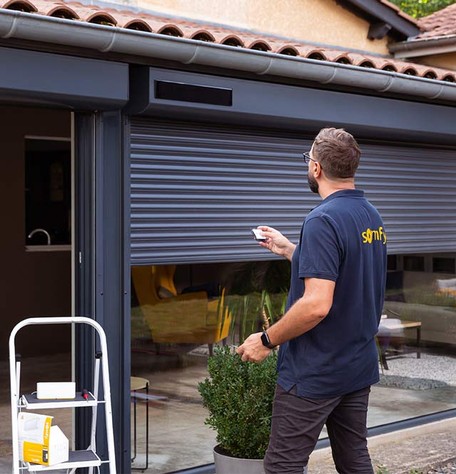 somfy-installer-setting-solar-pannel-for-shutter