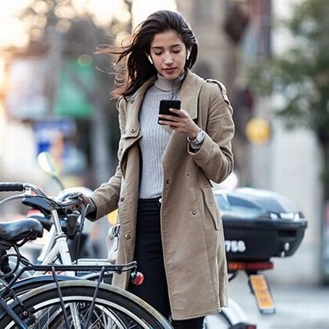 somfy-smatphone-app-lady-check-remotely-bike
